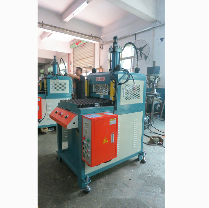 自動(dòng)送料油壓機(jī)